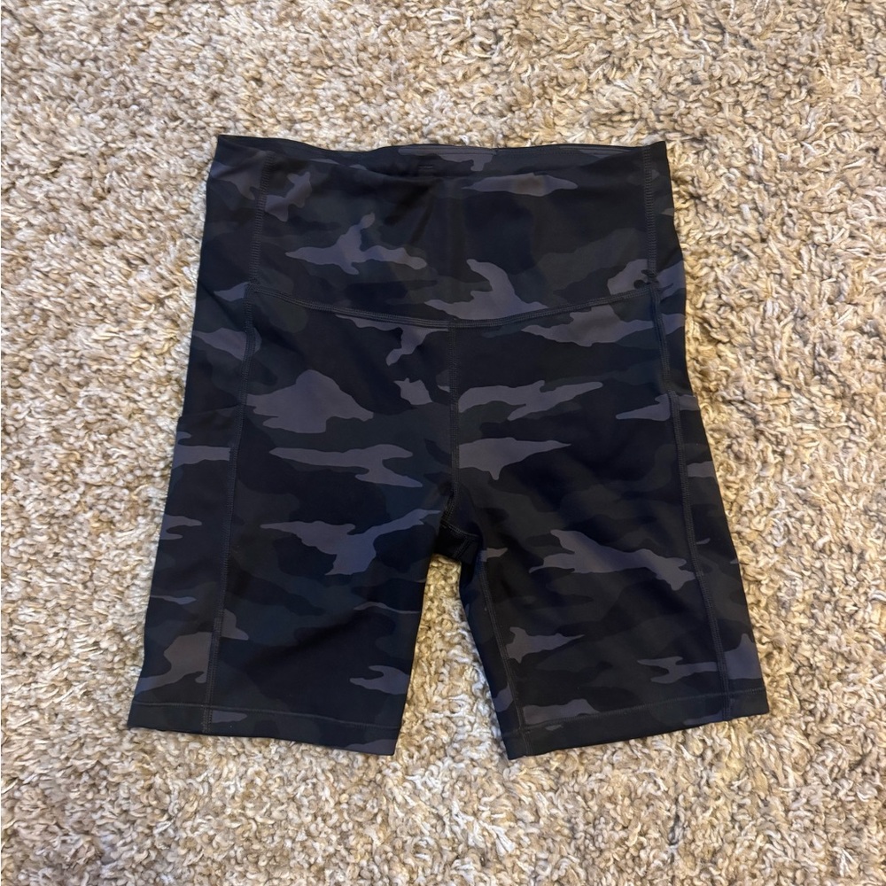 Athleta Black and Dark Gray Camo 7" Stash Pocket Shorts